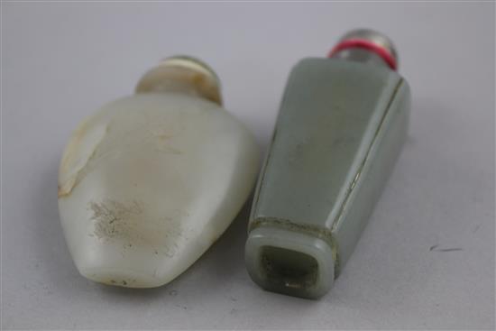 Two Chinese jade snuff bottles, 1800-1900, 6cm